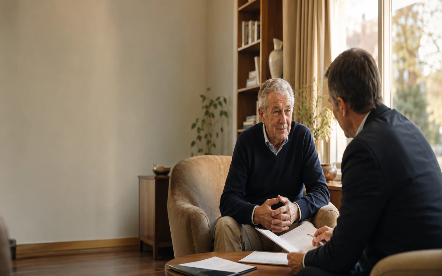 Des seniors consultent calmement des informations générales